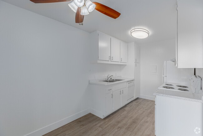 1BR, 1BA - 620SF - Kitchen and Dining