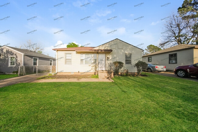 Building Photo - 1612 Thompson Dr