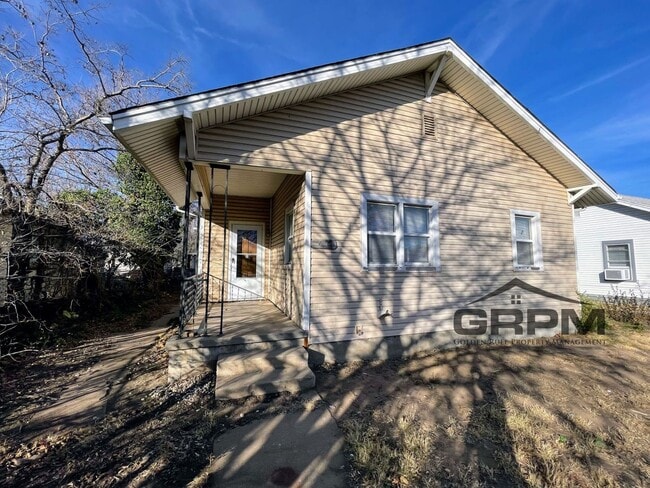 Building Photo - 2 Bed 1 Bath with 2-Car Detached Garage Rental
