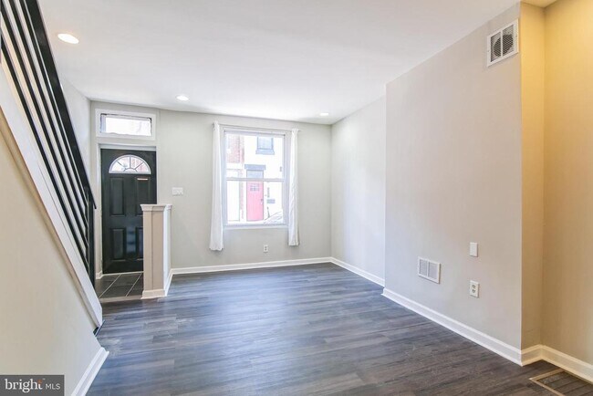 Building Photo - 2440 Montrose St Rental