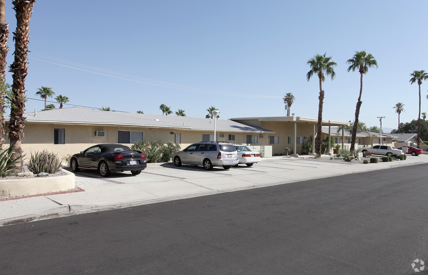 Villa Vista Apartments - Palm Springs Courtyard Apartments