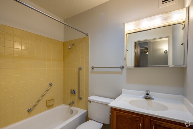 1 habitación, 1 baño - 625 pies cuadrados - Baño - Carmel House