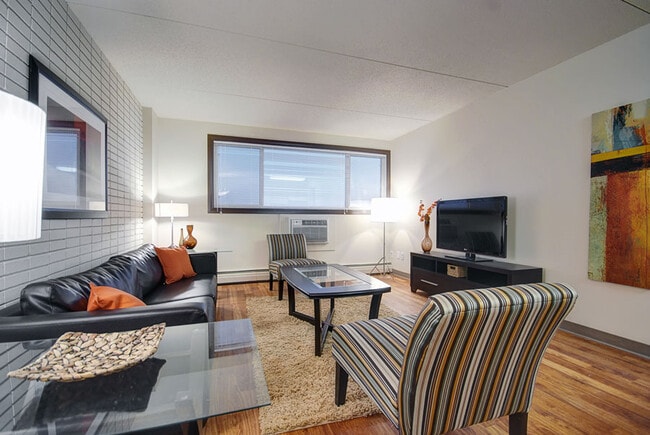 Building Photo - The Horizon