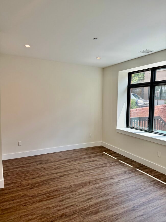 175 E Main St Unit 1