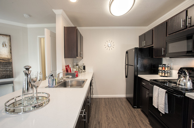 Kitchen - LAUREL GLEN Apartments