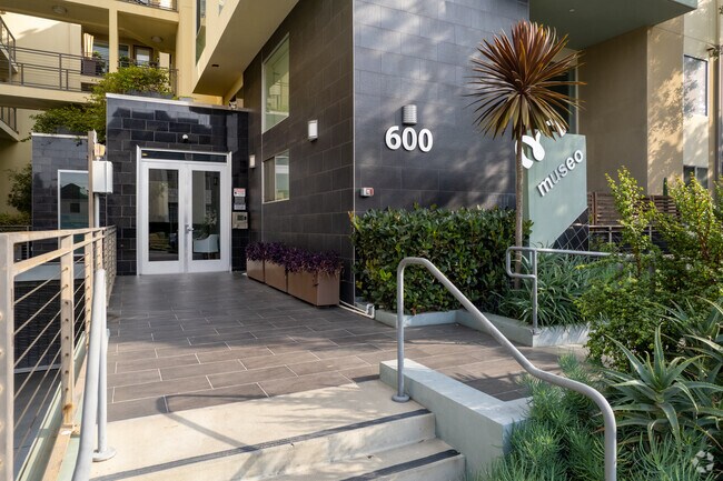 600 S Ridgeley Dr - Museo