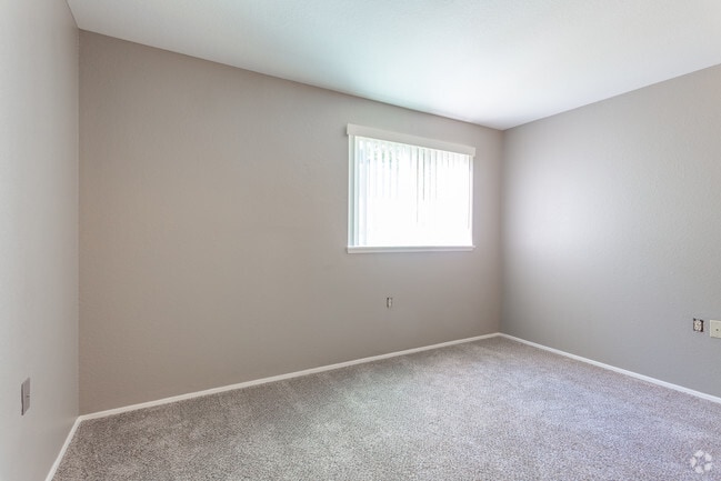 2BR, 1BA - 975 SF - L Shaped Layout
