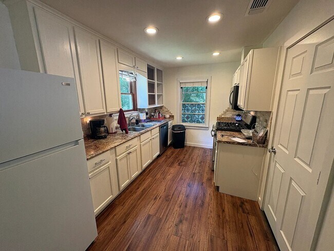 Photo - 512 W Main St
