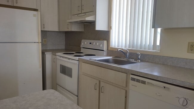 Photo - 1 bedroom, 1 bathroom end unit condo beachside Unit 4