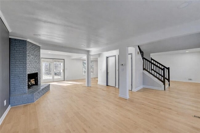 Photo - 525 Abernathy Rd NE