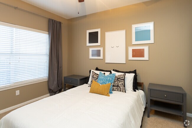 1BR, 1BA - 653SF