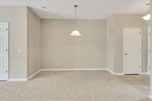 Photo - 3 Bed, 2. 5 Bath Like New Townhome in Richmond Hill