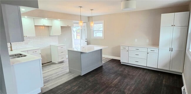 Photo - 914 W 2nd St