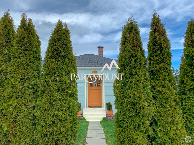 Building Photo - Cozy 2 Bed 1 Bath with Partial Water Views... Rental
