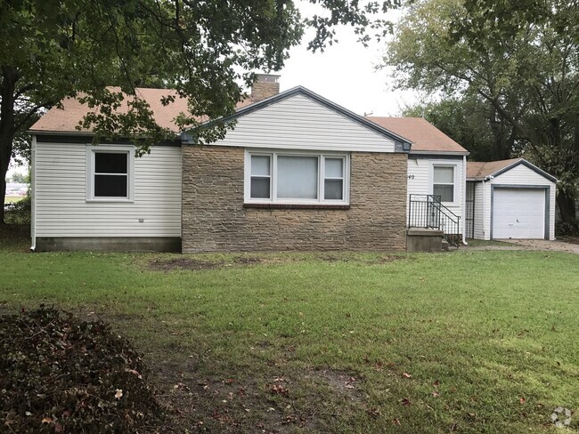 Building Photo - 3 Bedroom with Hardwood Floors! South Side... Rental