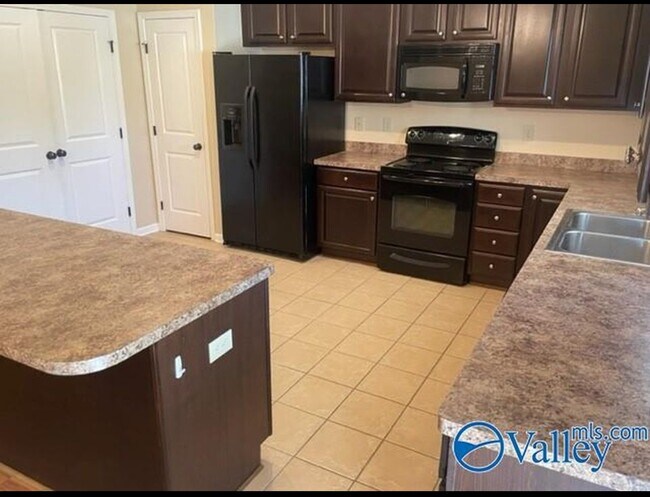 Kitchen - 121 Windsor Hill Rd SW