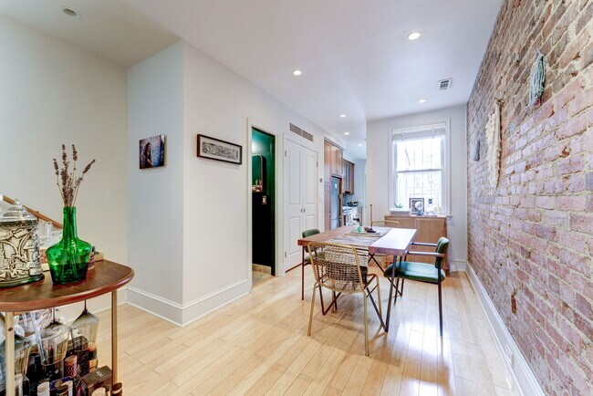 ¡Amplio comedor y zona de bar! - 602 14th Pl NE