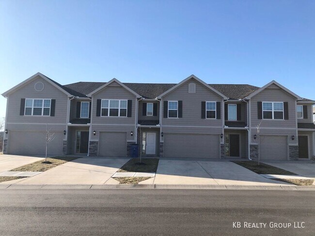 Photo - 3 Bed 2 Car Townhome in Grain Valley