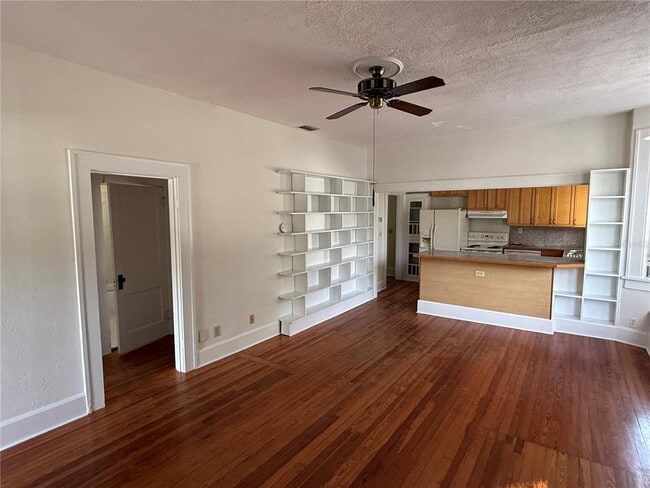 Photo - 4666 Iris St N