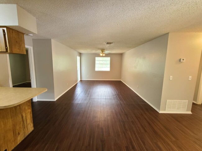 Building Photo - 205 Red Maple Pl