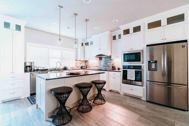 Photo - 406 NW Retreat Ln