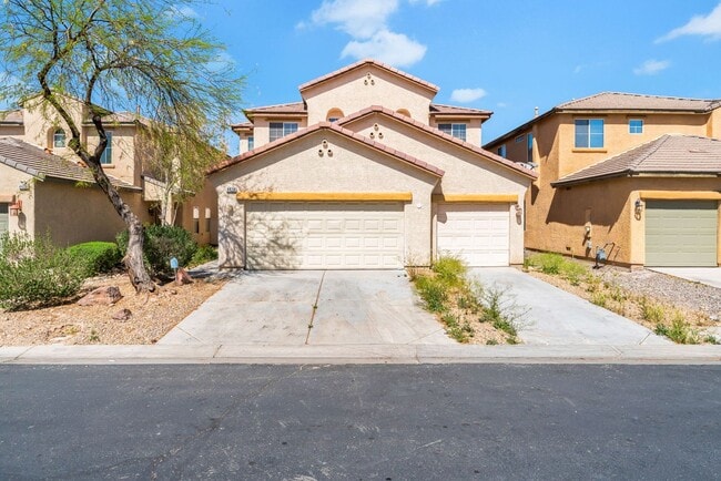 Building Photo - Cute 5 Bedroom Home with a 3 Car Garage!