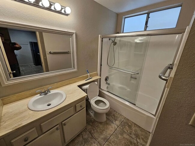Photo - Upstairs 1-Bedroom in Central Location! Unidad A202