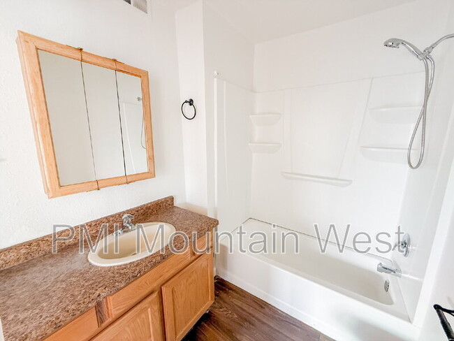 Photo - 9068 Main St