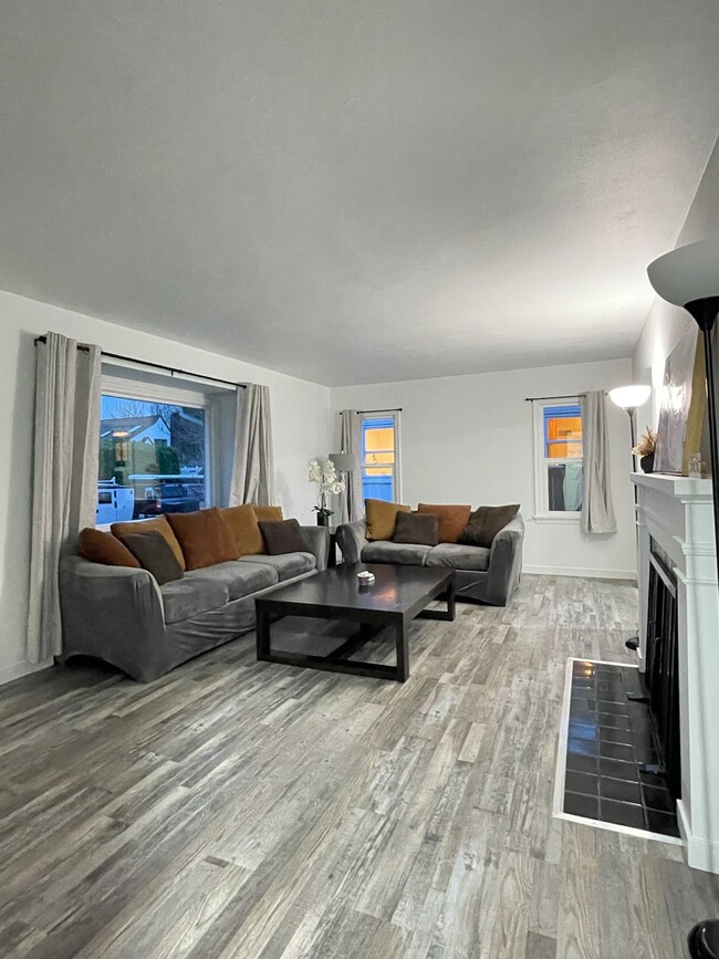 Building Photo - Room for rent in shared home near UP Unit 2 - 2