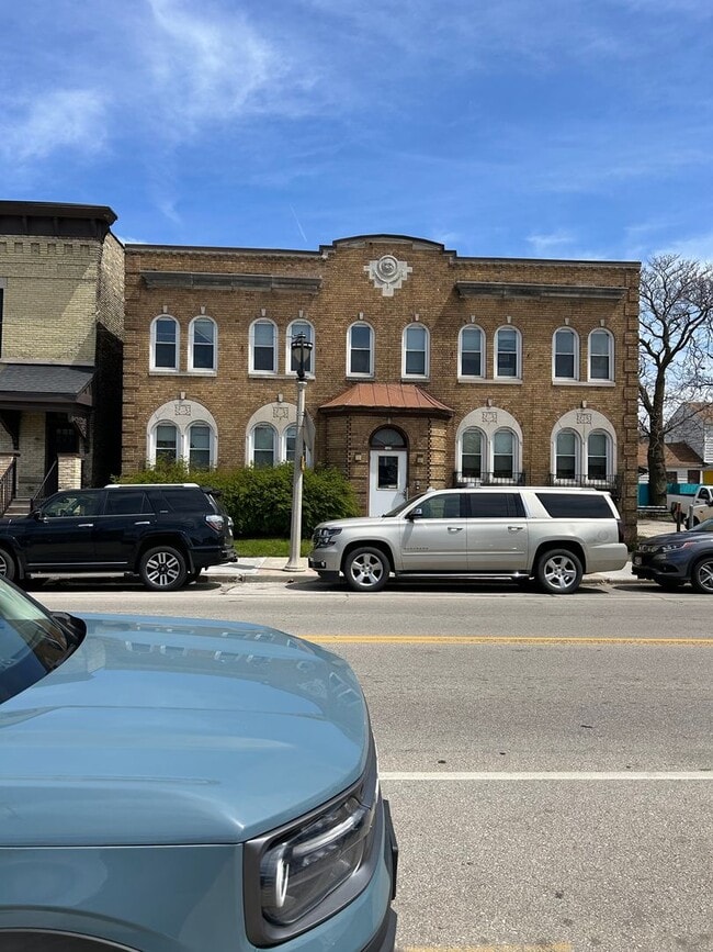 Building Photo - Spacious Urban Living | Charming 1-Bedroom Near Downtown Unit Apt 16