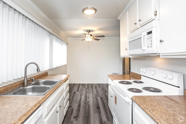 2BR, 2BA - 950SF - Kitchen/Dining Room