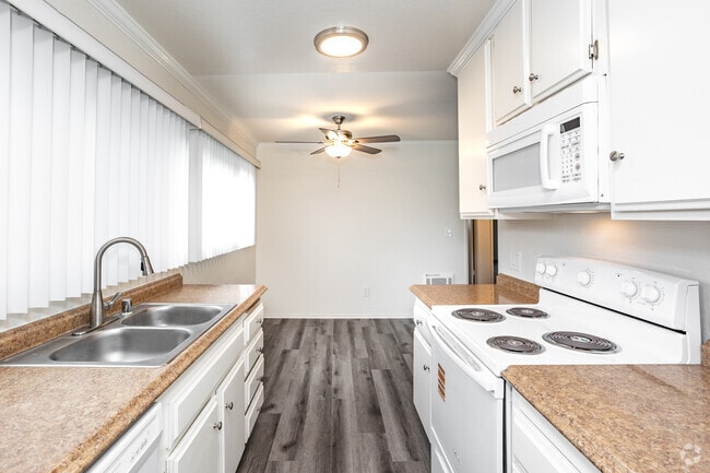 2 habitaciones, 2 baños - 950 pies cuadrados - Cocina/comedor - Robin Meadows of Garden Grove