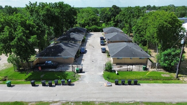 Building Photo - Two Bedrooms 1 Bath Unit at Sunnyside Duplexes