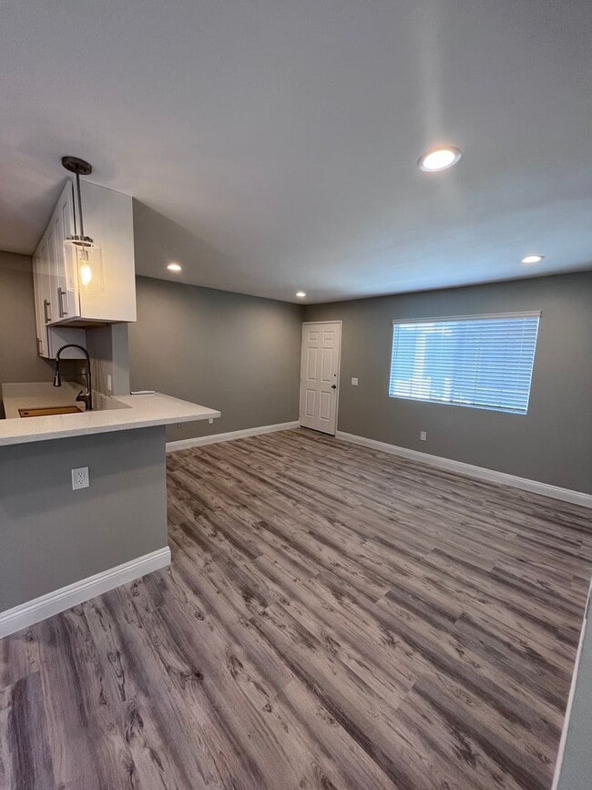 Photo - Beautifully Upgraded One Bedroom-One Bathroom Apartment in Talmadge Unit 4465-3