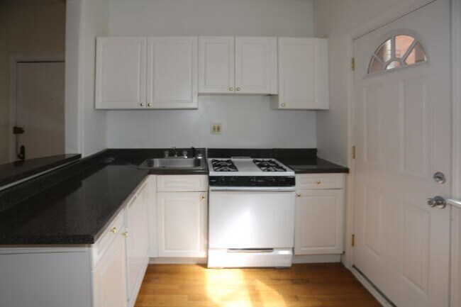 Photo - 728 W Barry Unit B2