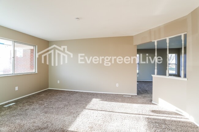 Photo - 868 Liverpool Pl