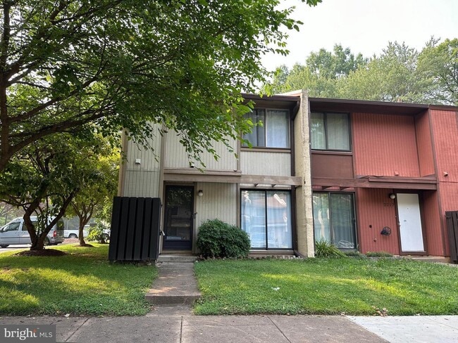 Building Photo - End-unit townhome in Reston.