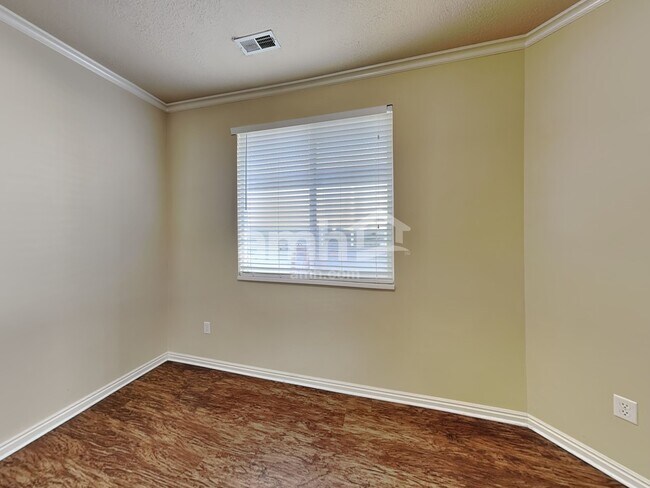 Photo - 738 Skipton Dr W