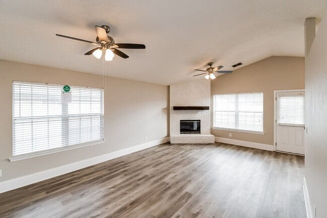 Photo - 1633 Sugarpine Drive