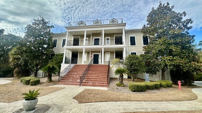 Building Photo - Spacious Two Bedroom Condo in the Crescent! Unit B