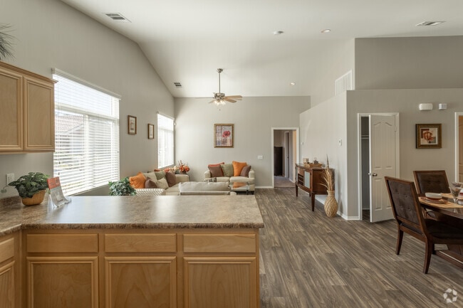 2BR, 2BA - 1090 SF