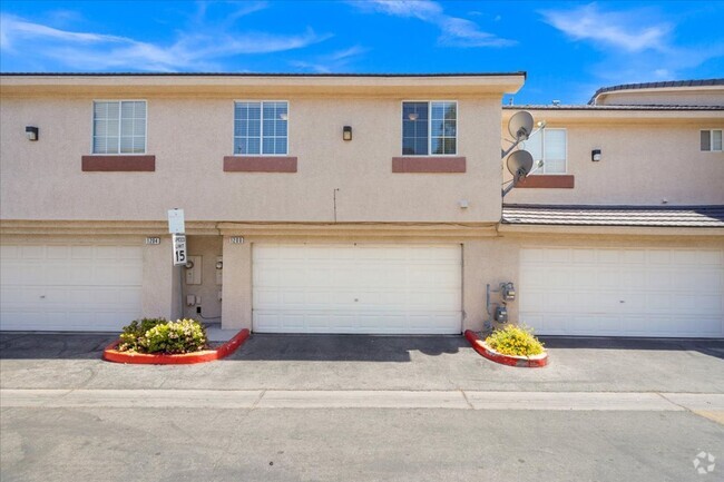 Building Photo - Contemporary 3 Bedroom Townhouse in Gated ...