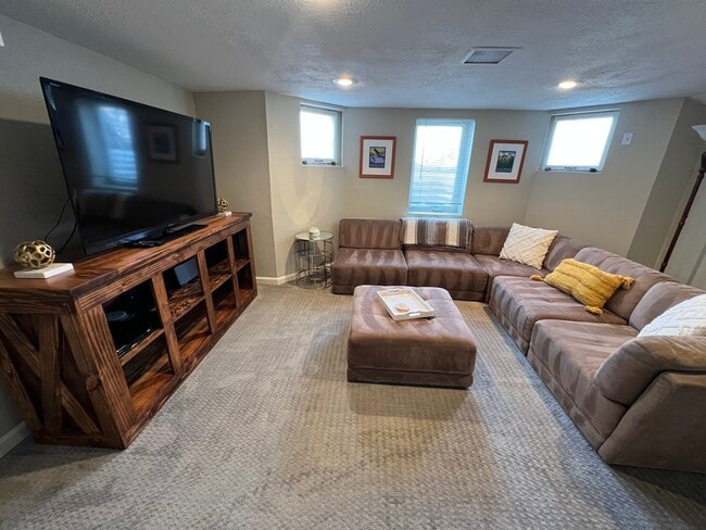 Sala de estar con sofá modular - 2649 W 26th Ave Unidad B