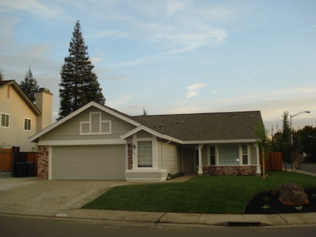 1421 Everett Way