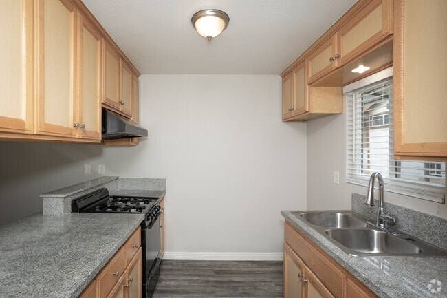 2BR, 1BA - 700SF - Kitchen
