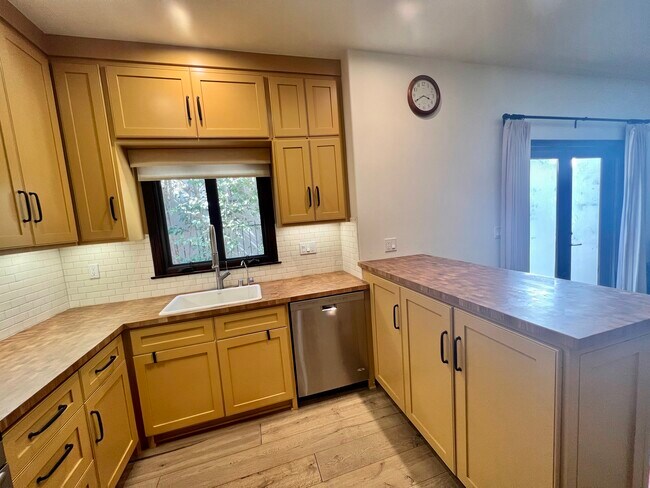 Photo - 2281 N Beachwood Dr