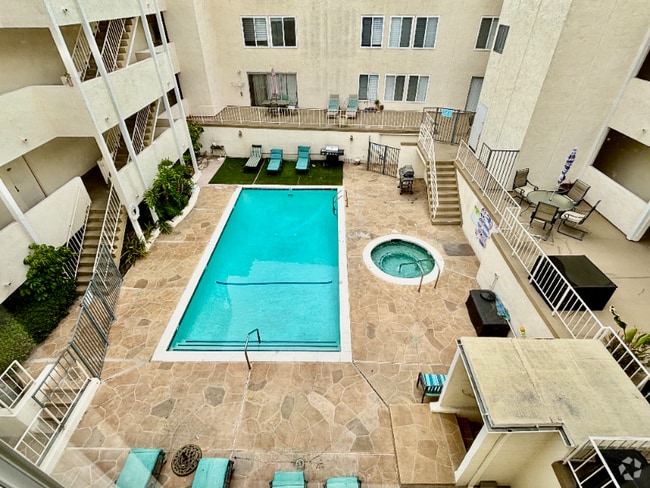 Building Photo - 17440 Burbank Blvd Rental