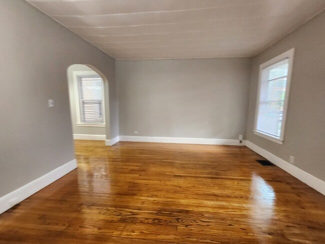 Building Photo - 202 Hallock Ave