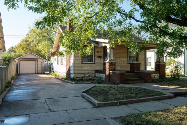 Building Photo - 749 S Pattie St