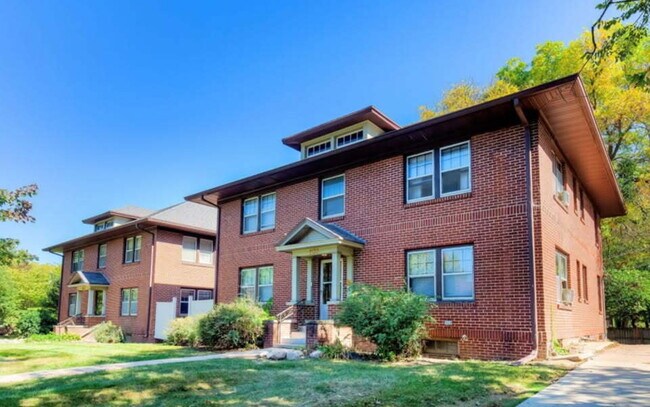 Photo - 1 Br / 1 Ba Historical Apartment in a Beau... Unit #3